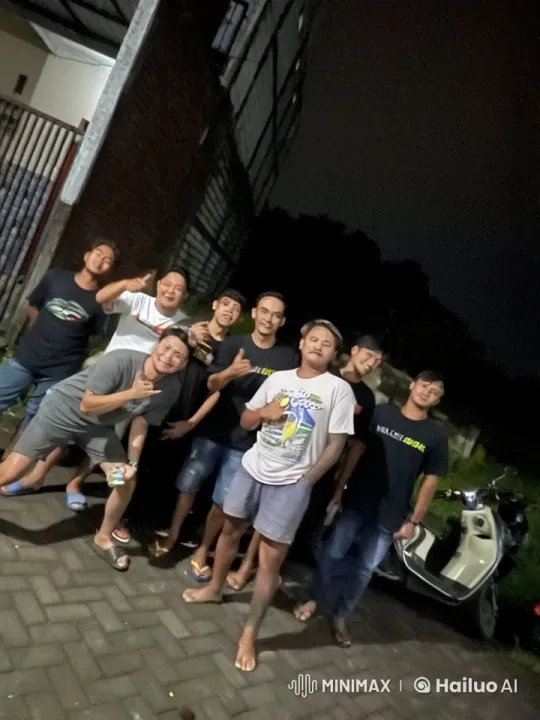 Friends Playfully Stage a Fight in Nighttime Setting – AI Generated Video | Hailuo AI