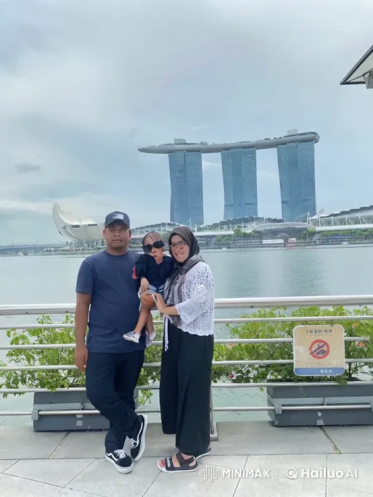 Family Fights with Kungfu Grace Against Marina Bay Sands – AI Generated Video | Hailuo AI