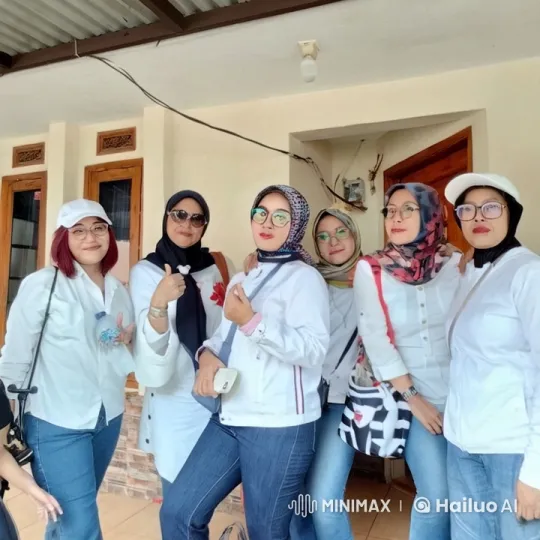 Five Women Perform Impressive Kungfu in Casual Outfits – AI Generated Video | Hailuo AI