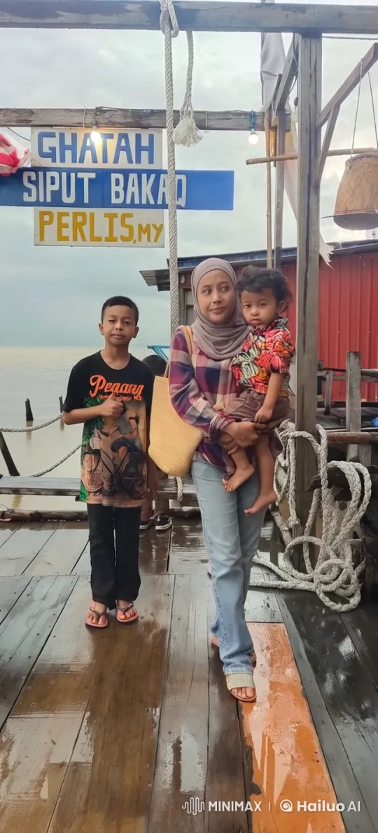 Family Play on Pier: Imaginative Dueling and Jumping – AI Generated Video | Hailuo AI