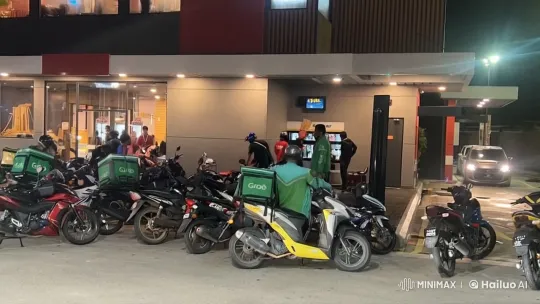 Grab Riders Engage in Chaotic Martial Arts Street Fight – AI Generated Video | Hailuo AI