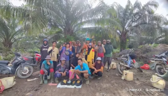 Workers' Conflict Erupts in Jungle Clearing – AI Generated Video | Hailuo AI