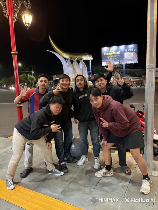 Young Men Practicing Kungfu at Night by Golden Statue – AI Generated Video | Hailuo AI