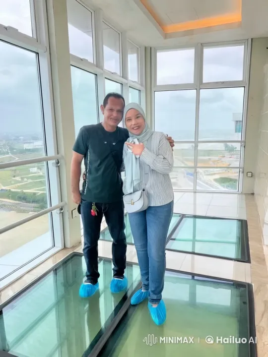 High-Altitude Martial Arts Showdown on Glass Deck – AI Generated Video | Hailuo AI