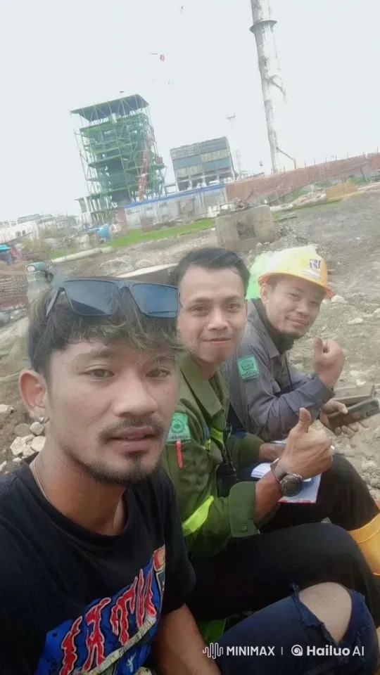 Construction Workers Engage in Playful Kung Fu Sparring – AI Generated Video | Hailuo AI