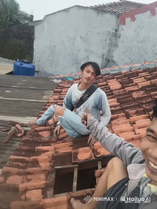 Men Conduct Roof Work and Kungfu Display – AI Generated Video | Hailuo AI