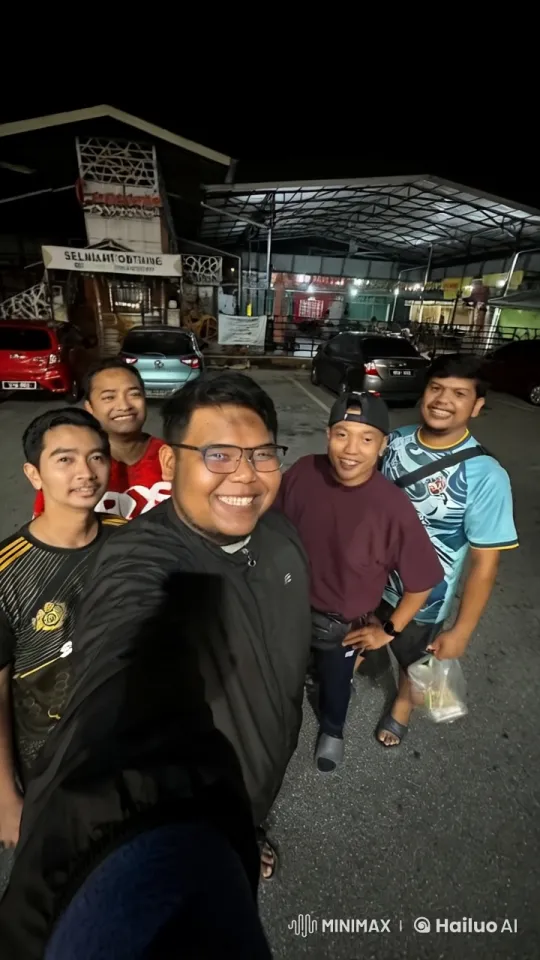 Kungfu Performance Captured in Group's Nighttime Selfie – AI Generated Video | Hailuo AI
