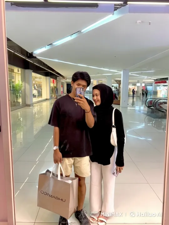 Urban Kung Fu Display in Bustling Mall – AI Generated Video | Hailuo AI