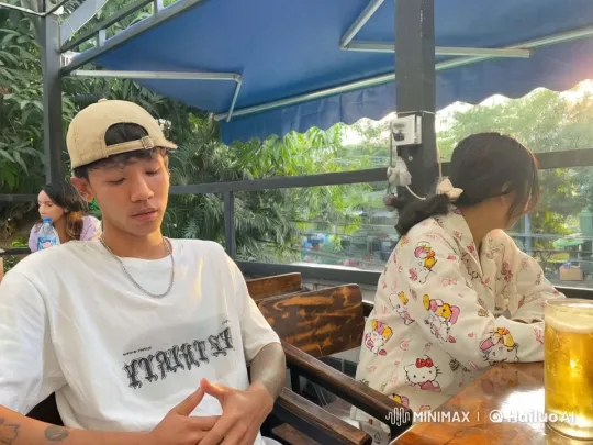 Outdoor Café: Casual Encounter with Unexpected Kung Fu Display – AI Generated Video | Hailuo AI