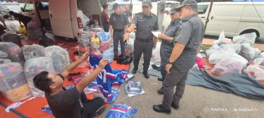 Police and Kungfu Fighter Clash in Bustling Market – AI Generated Video | Hailuo AI