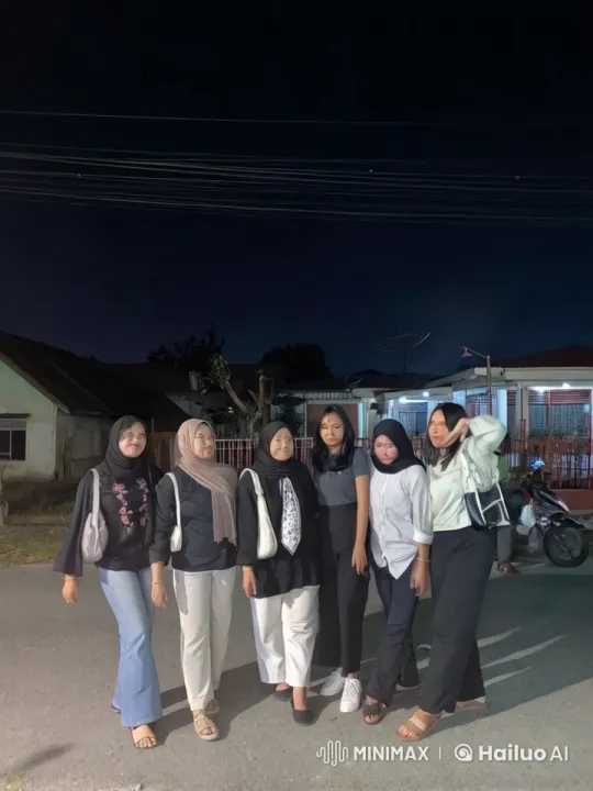 Women Display Martial Arts Skills in Nighttime Street Scene – AI Generated Video | Hailuo AI