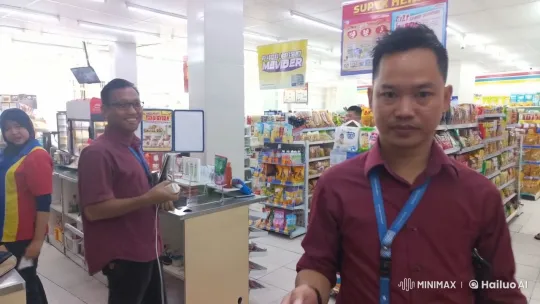 Convenience Store Employees Engage in Dramatic Kung Fu Battle – AI Generated Video | Hailuo AI