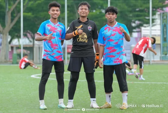 Soccer Players Show Unity and Martial Arts Flair on Field – AI Generated Video | Hailuo AI