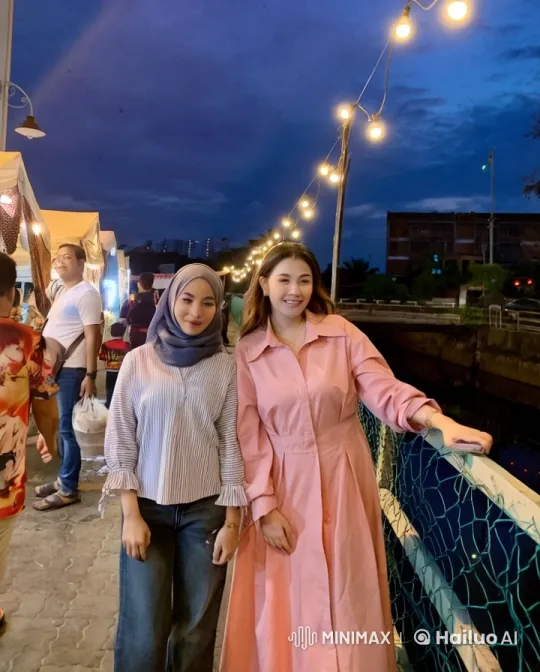Two Women Ascend and Embrace in Evening Market – AI Generated Video | Hailuo AI