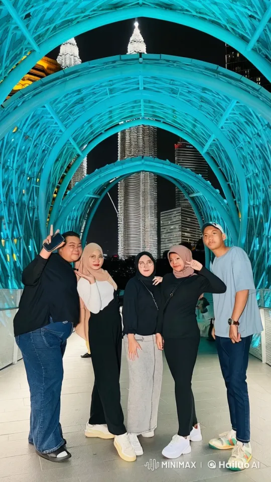 Five Friends Perform Kungfu on Bridge with Twin Towers – AI Generated Video | Hailuo AI