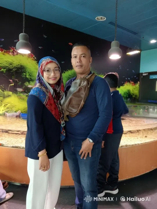 Couple Showcases Kung Fu Skills in Aquarium Setting – AI Generated Video | Hailuo AI