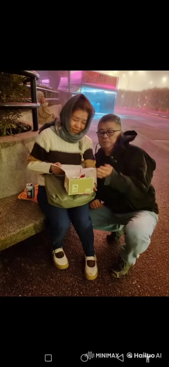 Woman Kicks Man on Bench Amidst Festive Outdoor Scene – AI Generated Video | Hailuo AI