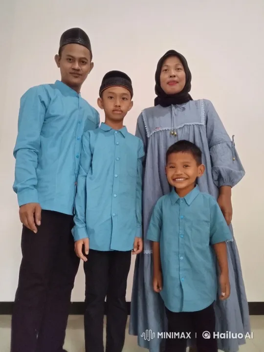 Family Kung Fu Performance in Traditional Attire – AI Generated Video | Hailuo AI