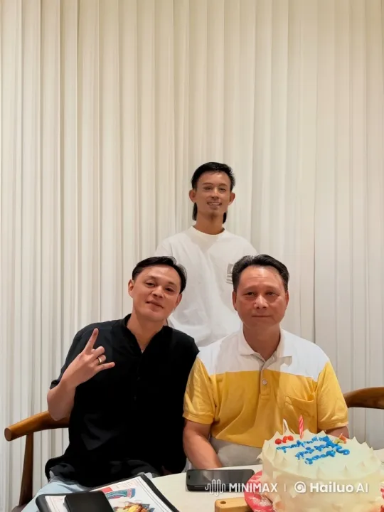 Celebratory Photo Turns into Intense Kung Fu Fight – AI Generated Video | Hailuo AI
