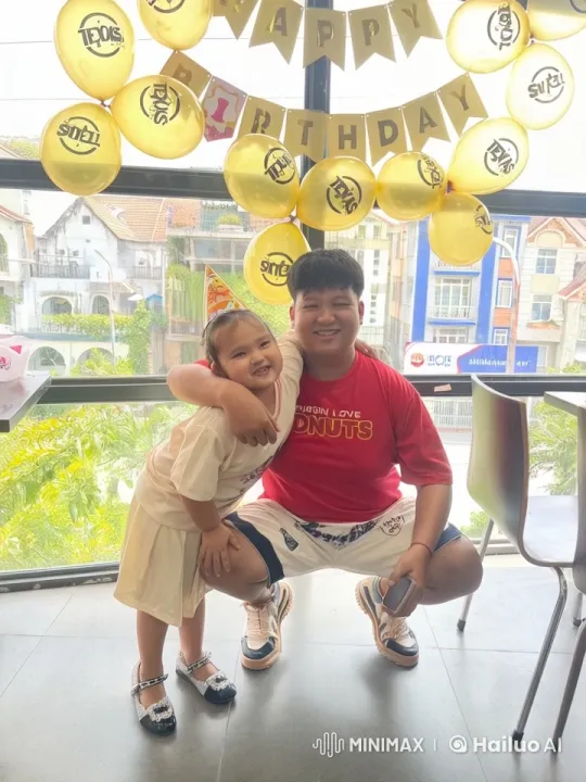 Bright Birthday Celebration with Family and Balloons – AI Generated Video | Hailuo AI