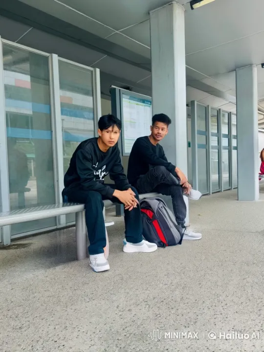 Martial Arts Showdown in Unlikely Bus Stop Setting – AI Generated Video | Hailuo AI