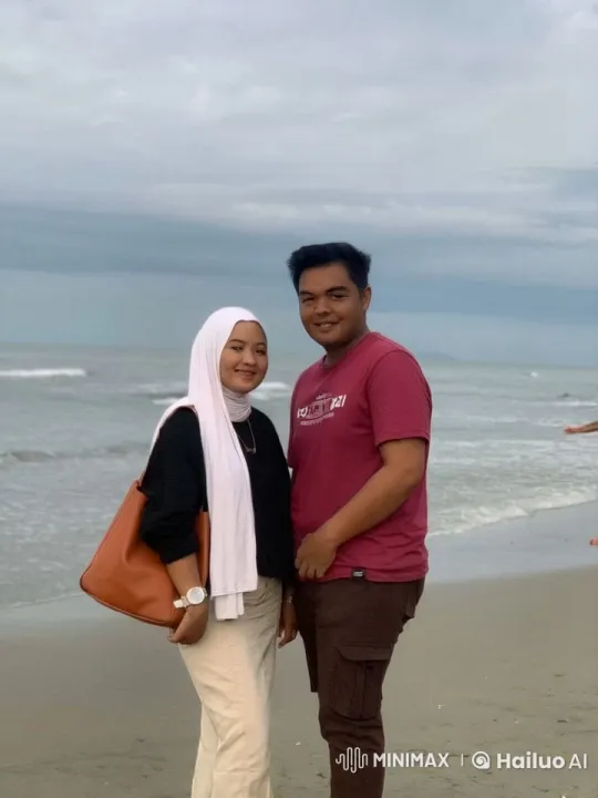 Couple Engages in Intense Kung Fu on Beach – AI Generated Video | Hailuo AI