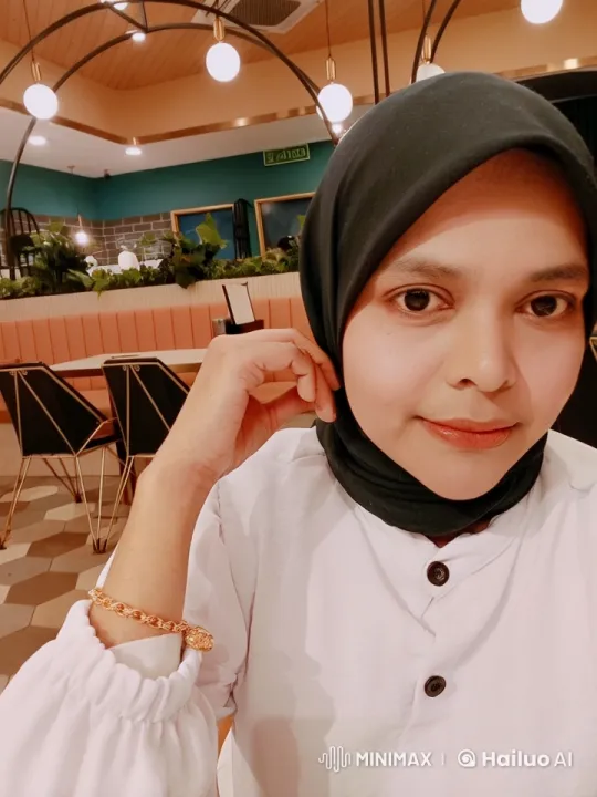 Woman Surprised by Embrace from Malayan Tiger in Cafe – AI Generated Video | Hailuo AI
