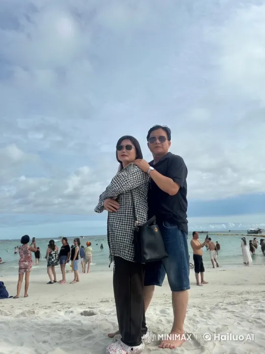 Casual Couple Enjoying Beach with Playful Kung Fu Interactions – AI Generated Video | Hailuo AI