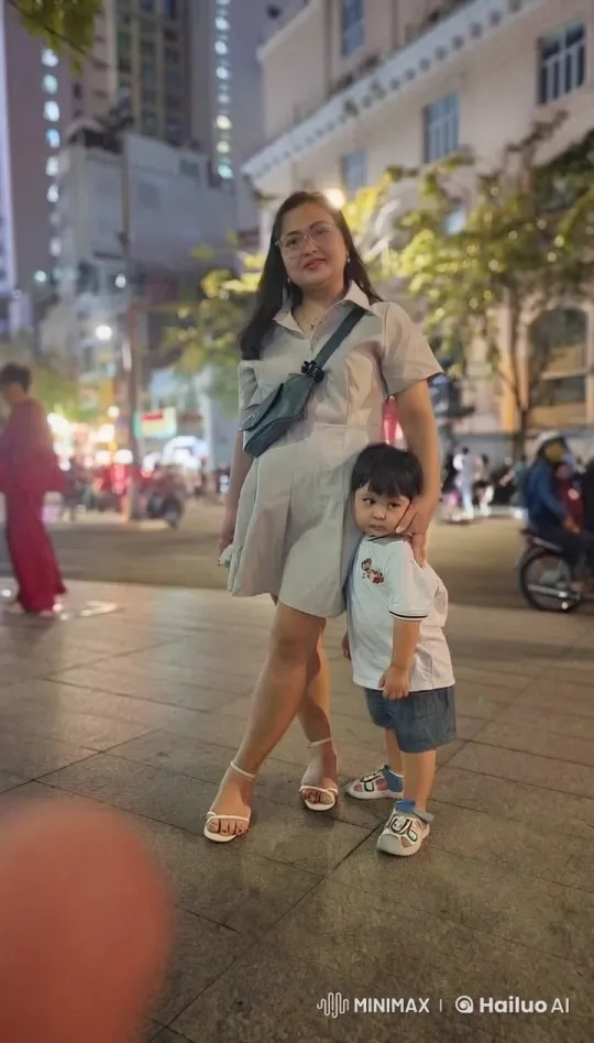 Woman Protects Child Amidst City Street Fight – AI Generated Video | Hailuo AI