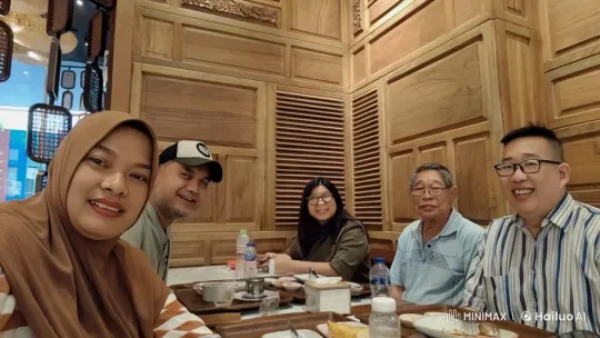 Group Dining in Cozy Restaurant with Casual Atmosphere – AI Generated Video | Hailuo AI