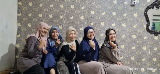 Five Women Practicing Kungfu Poses with Camaraderie – AI Generated Video | Hailuo AI
