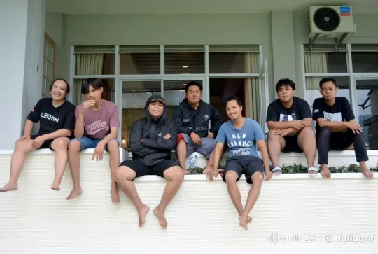 Young Men Display Impromptu Kung Fu Skills – AI Generated Video | Hailuo AI