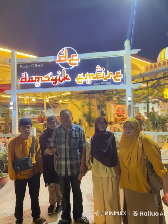 Family Transforms Outdoor Dinner into Martial Arts Spectacle – AI Generated Video | Hailuo AI