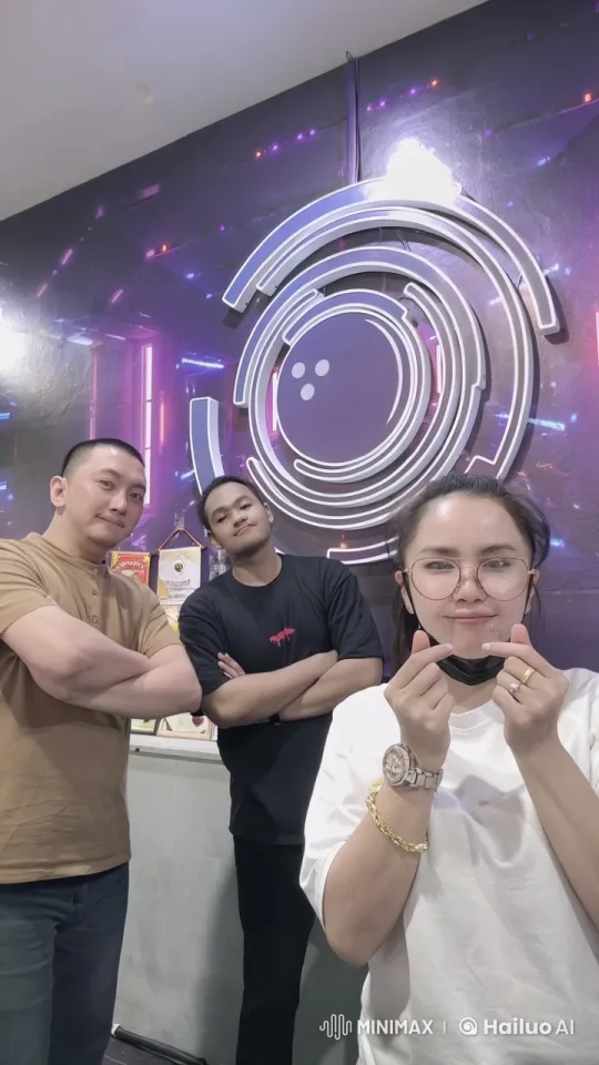 Dynamic Neon-Lit Kungfu Fight with Acrobatic Moves – AI Generated Video | Hailuo AI