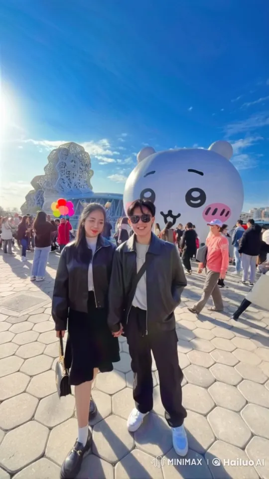 Couple Performs Impromptu Kung Fu in Bustling Plaza – AI Generated Video | Hailuo AI