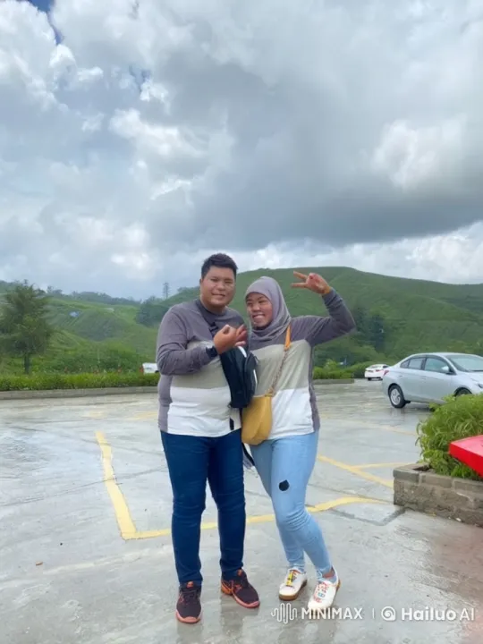 Martial Artists Display Skills in Scenic Parking Lot Battle – AI Generated Video | Hailuo AI