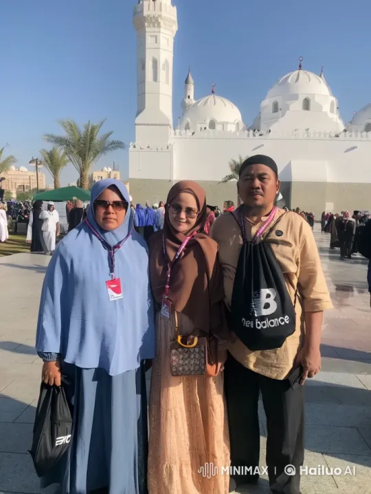 Kung Fu Moves at White-Domed Mosque – AI Generated Video | Hailuo AI