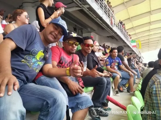 Kung Fu Fighter Spectator Enlivens Stadium Atmosphere – AI Generated Video | Hailuo AI