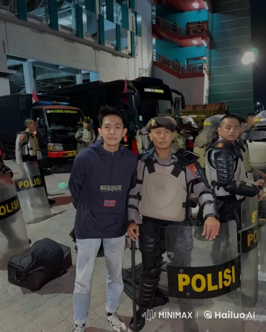 Kungfu Practitioner Impresses Police with Skilled Display – AI Generated Video | Hailuo AI