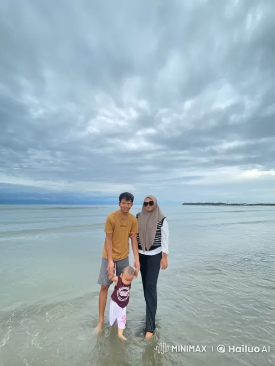 Family Practices Kung Fu in Shallow Seawater – AI Generated Video | Hailuo AI