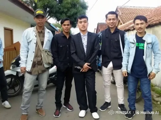 Young Men Display Kungfu and Wing Chun Skills on Street – AI Generated Video | Hailuo AI