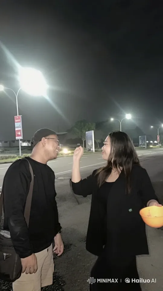 Nighttime Embrace and Gentle Kiss on Well-Lit Street – AI Generated Video | Hailuo AI