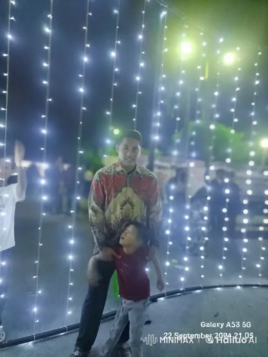 Colorful Shirt Man Performs Kungfu with Child – AI Generated Video | Hailuo AI