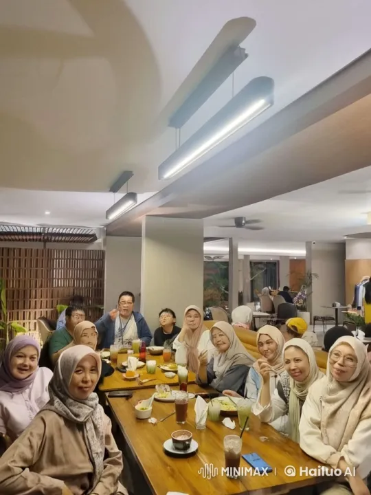 Diners Enjoy Martial Arts Performance at Restaurant – AI Generated Video | Hailuo AI