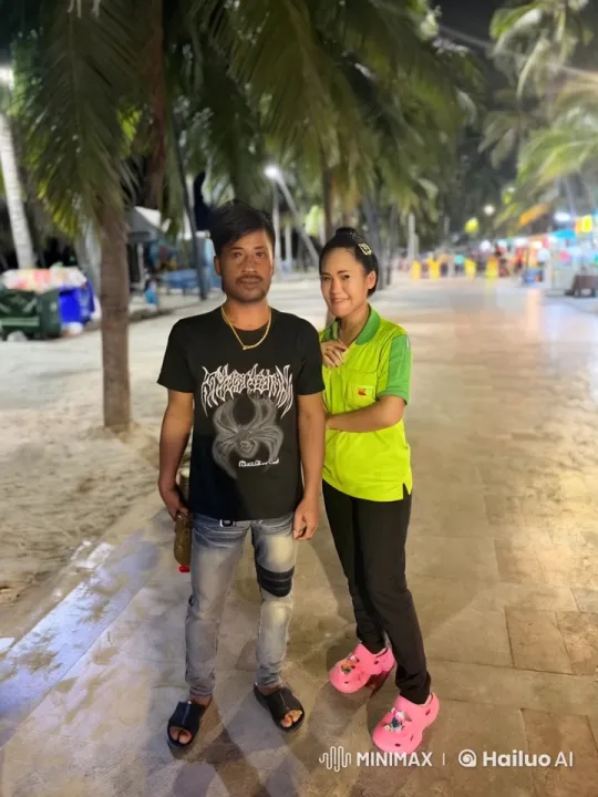 Streetlight Kungfu Display on Beach Promenade – AI Generated Video | Hailuo AI
