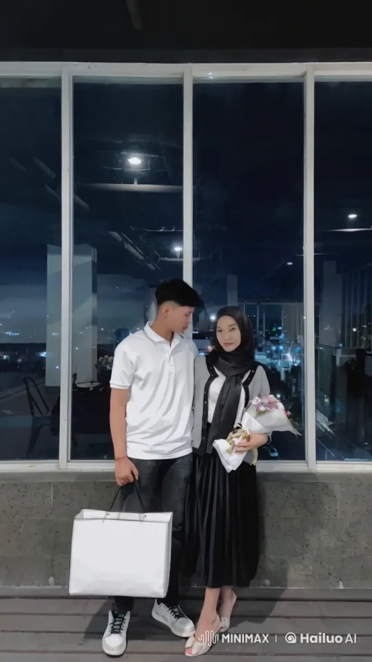 Playful Boxing Couple by Nighttime Cityscape – AI Generated Video | Hailuo AI