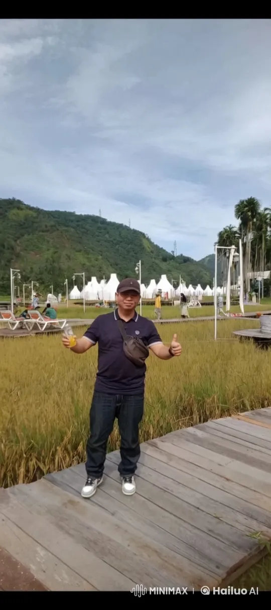 Casual Man Showcases Kungfu in Scenic Setting – AI Generated Video | Hailuo AI