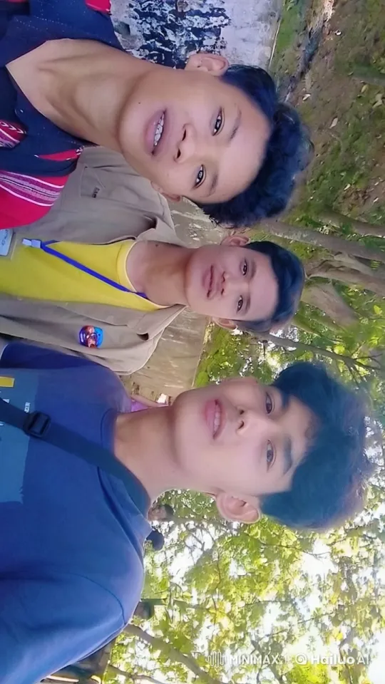 Natural Setting Group Interaction Under Greenery – AI Generated Video | Hailuo AI