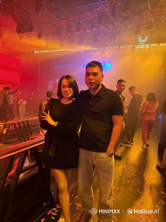 Martial Arts Showdown in Bustling Nightclub – AI Generated Video | Hailuo AI