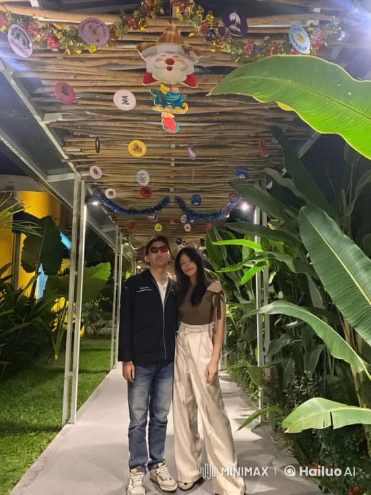 Couple's Festive Kungfu Showdown in Christmas Decor – AI Generated Video | Hailuo AI